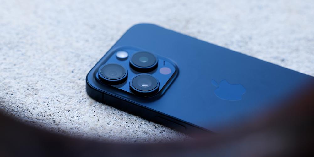 Triple cámara iPhone 15 Pro Max color titanio azul