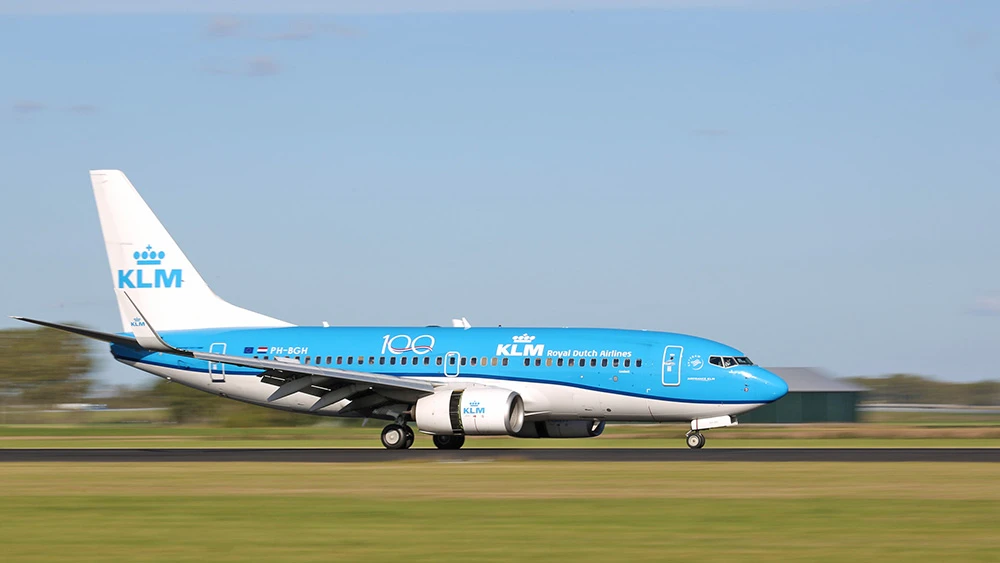 Un 737 NG de KLM aterrizando en Ámsterdam con las reversas abriéndose en una foto con barrido