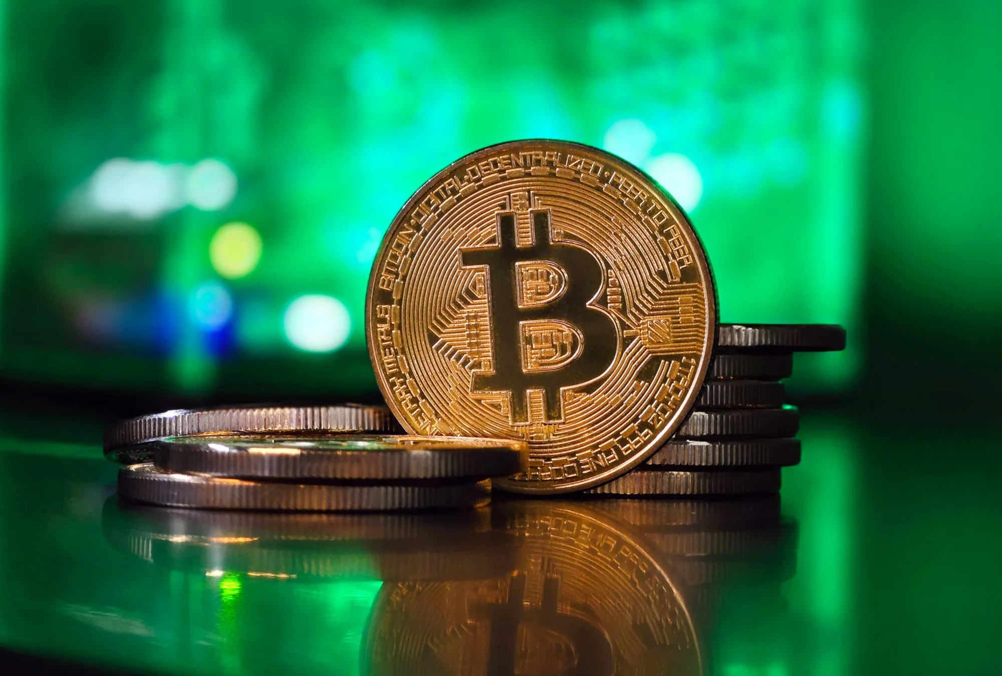 Bitcoin supera los 71,000 dólares tras compra masiva de ETFs