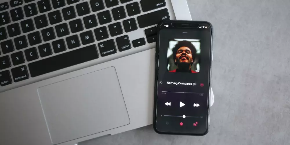iPhone reproduciendo música en Apple Music