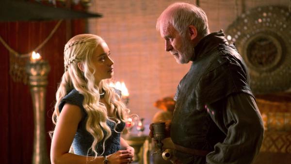 Emilia Clarke como Daenerys Targaryen e Ian McElhinney como Ser Barristan Selmy en 'Game of Thrones' (Foto: X)