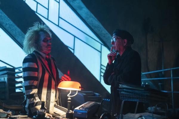 Michael Keaton y Tim Burton en el set de 'Beetlejuice Beetlejuice' (Imagen: Warner Bros. Pictures)