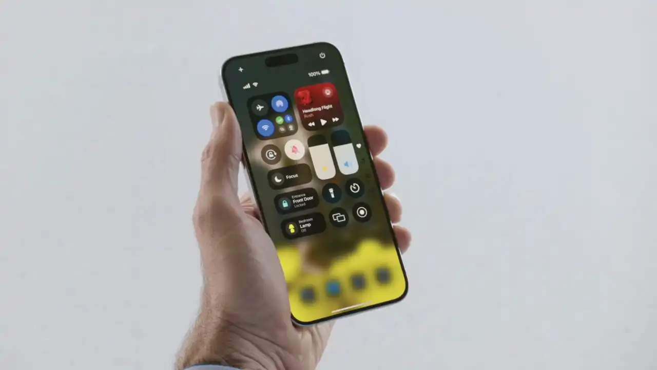 iOS 18 centro de control en un iPhone sujetado por una mano