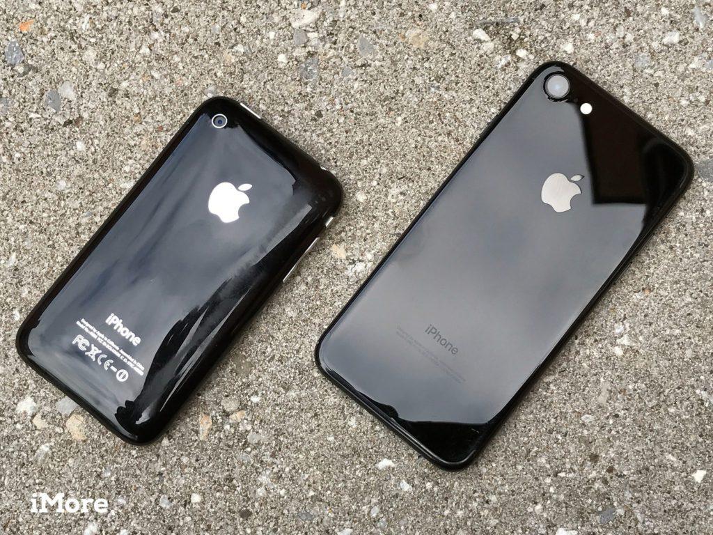 Aquí se aprecia a simple golpe de vista la diferencia, al menos externa, entre el iPhone 2G y el iPhone 7, última generación de Apple.