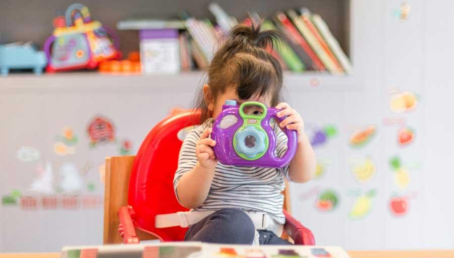 niña jugando