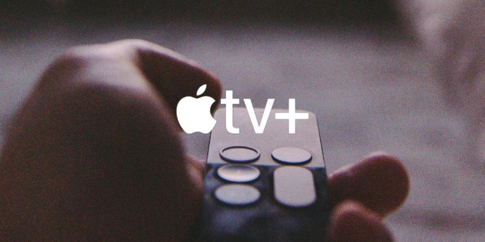 Una mano sujetando un mando de Apple TV