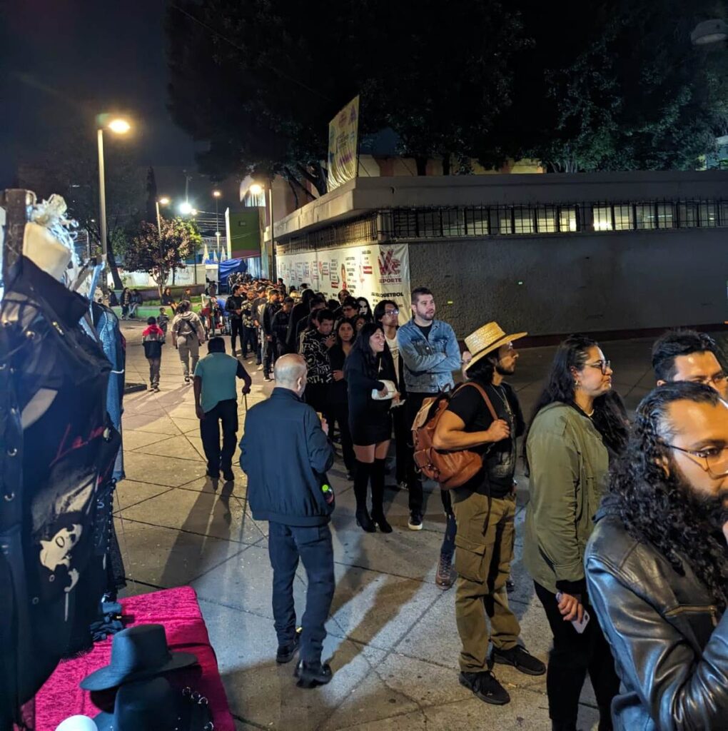 gente haciendo fila afuera del circo volador