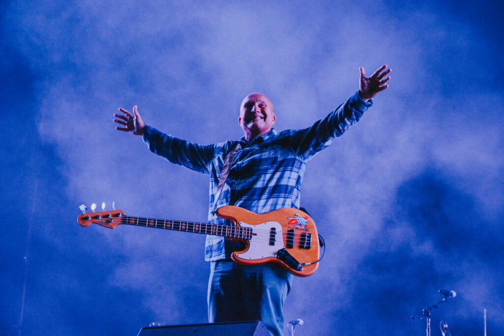 El Sr. Flavio retumbó su bajo y coreó su Mal Bicho al lado de los fans que se rindieron ante el clásico. Foto: André Dulché / Pólvora