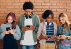 La mitad de los adolescentes consumen redes sociales de forma constante