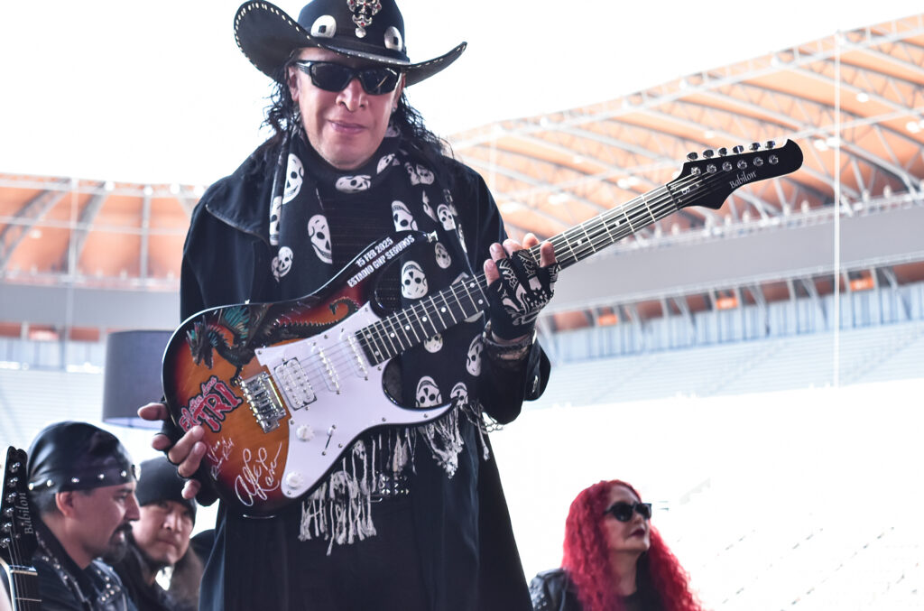 Charly Valerio mostrando una de las guitarras que se sortearán entre los fans de El Tri. Foto: Daniel Márquez