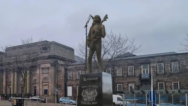 Develarán estatua de Lemmy en su ciudad natal