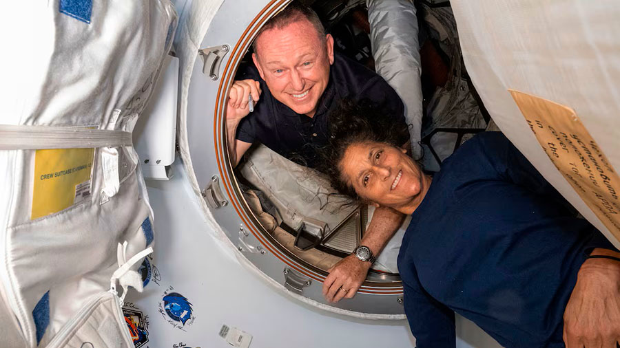 Los dos sonríen para la cámara en uno de los módulos de la Estación Espacial Internacional