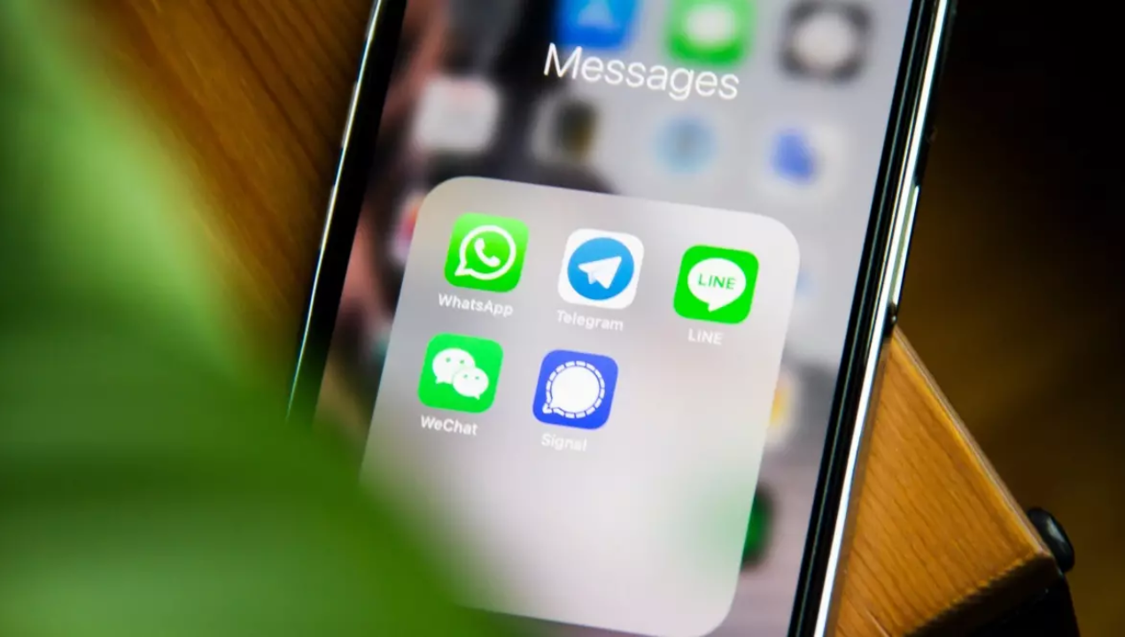 iPhone utilizando WhatsApp, iMessage