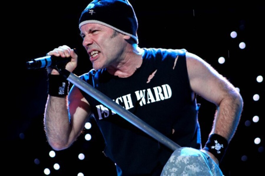 Ve a Bruce Dickinson cantando ‘Walk’ junto a Pantera (VIDEO)