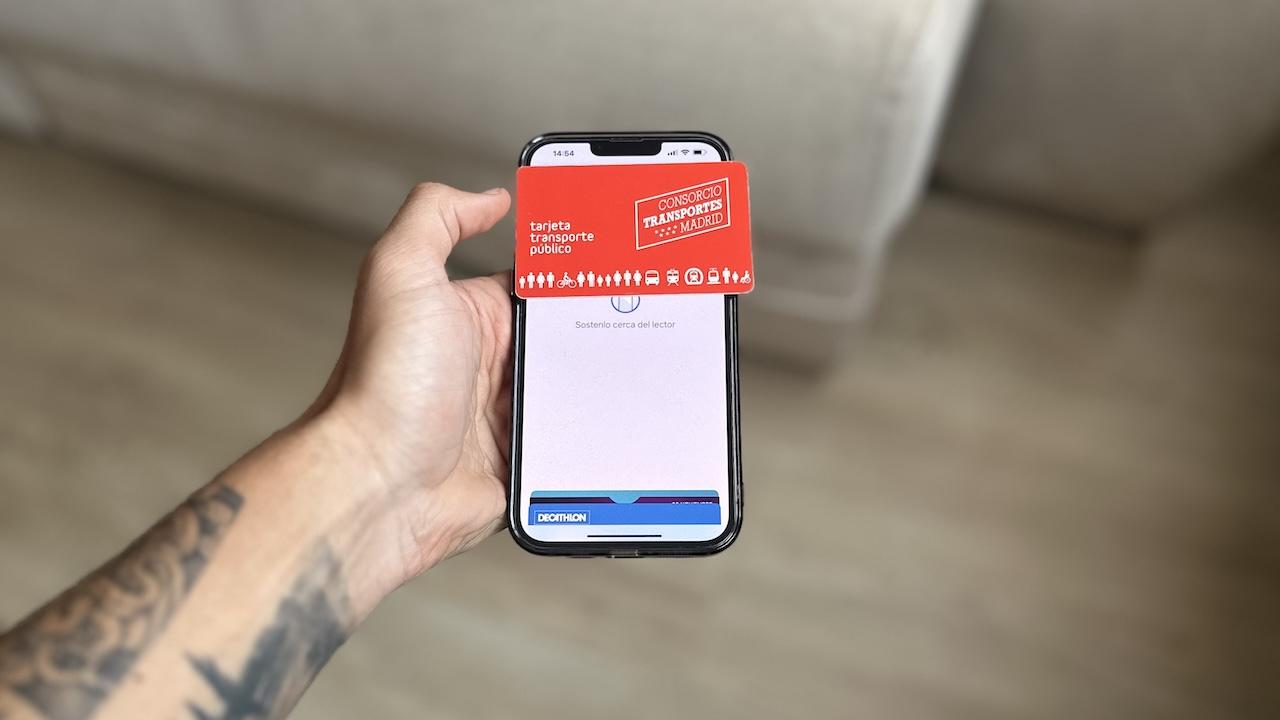 Adiós a la tarjeta física: el abono de transporte llega al iPhone pronto, ¿cuándo podrás usarlo?