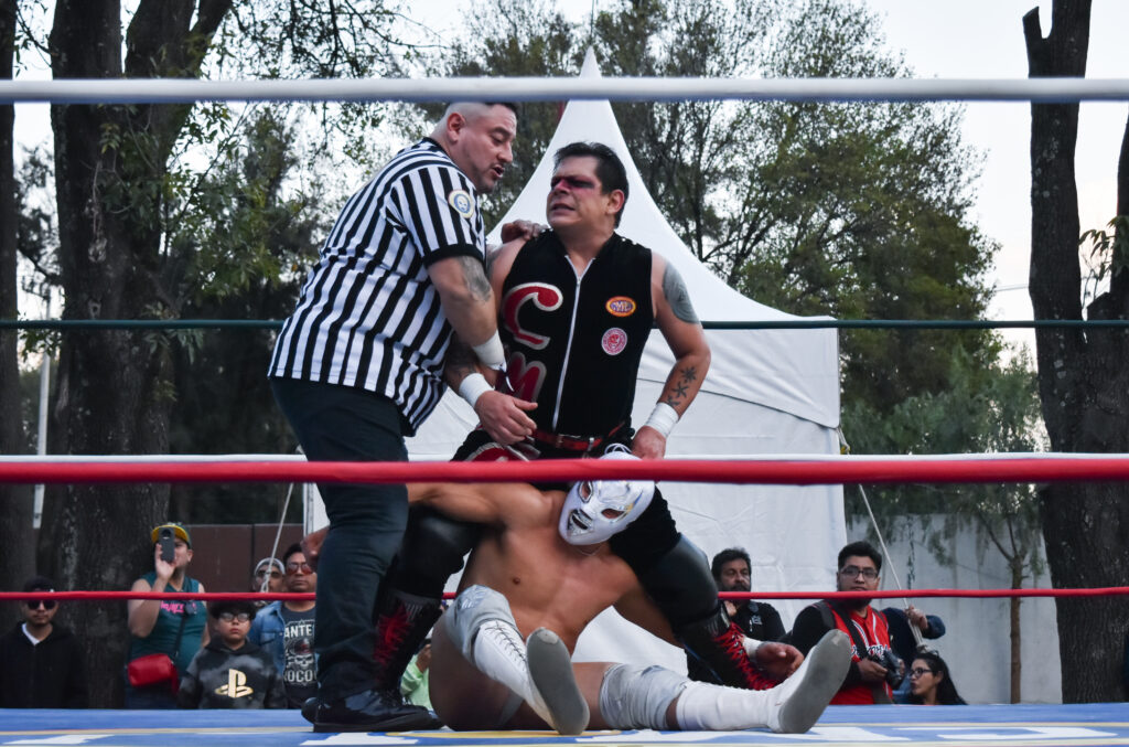 Disturbio casi le quita la máscara a Diamond en el ring del Béisbol Rocks. Foto: Daniel Márquez