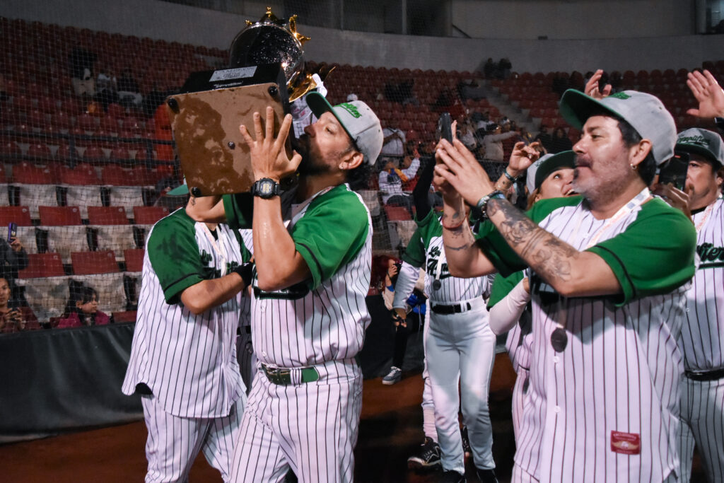 El beso del campeón, Los Amlifiers se llevaron el máximo trofeo del Béisbol Rocks 2025. Foto: Daniel Márquez