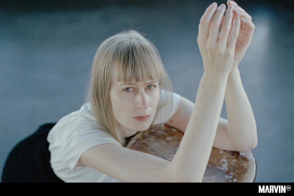 Jenny Hval emprende un álbum que mezcla canciones y olores