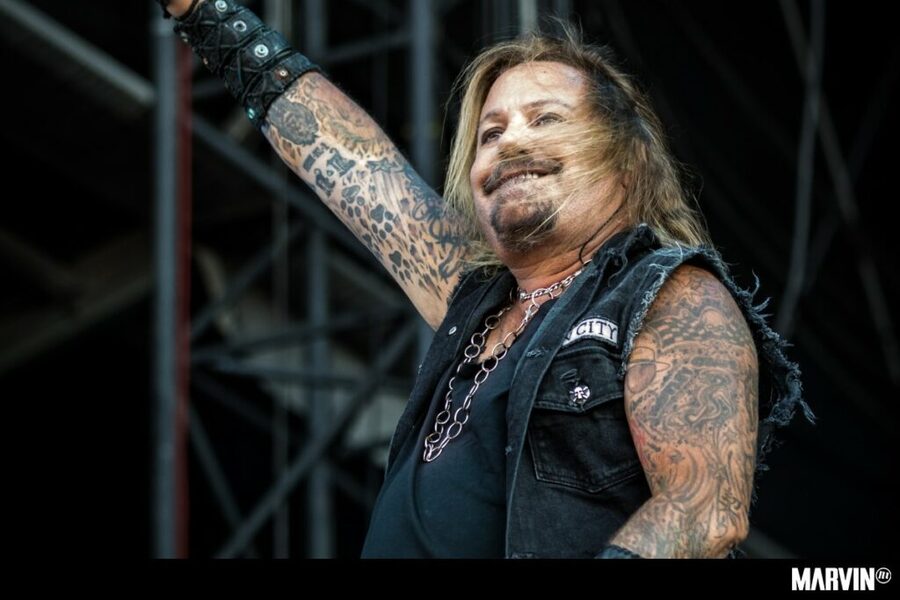 Vince Neil, cantante de Mötley Crüe no estaba en avión accidentado; su novia sobrevive (VIDEO)