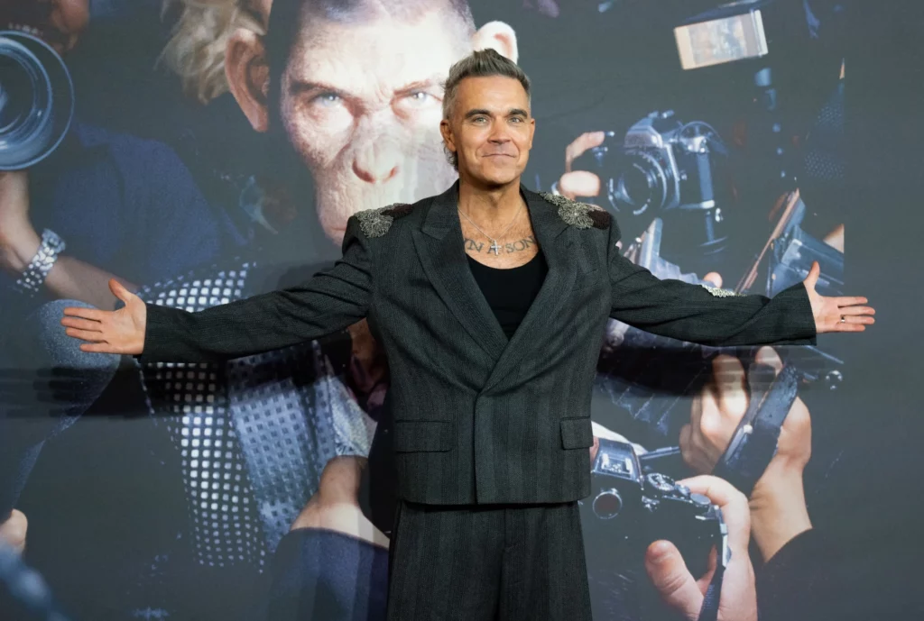 Robbie Williams se percibe a sí mismo como un simio en la película de su vida. 