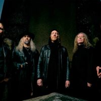 CEMETERY SKYLINE (DARK TRANQUILLITY, INSOMNIUM, AMORPHIS) transforma un clásico de los 80 en Gothic Metal