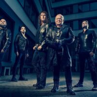 Udo Dirkschneider y Biff Byford de SAXON cantan juntos «London Leatherboys» de ACCEPT