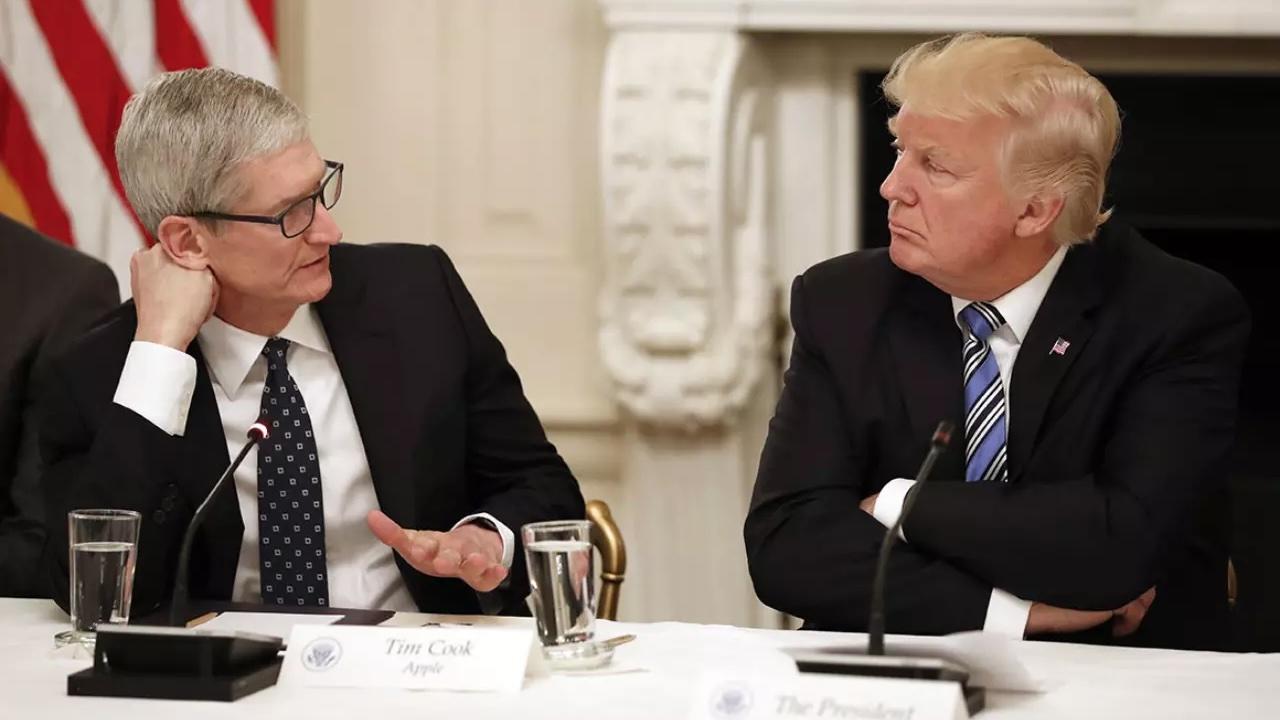 Trump asegura que fabricar un iPhone en EEUU saldría tan barato como en China: Apple no lo tiene tan claro