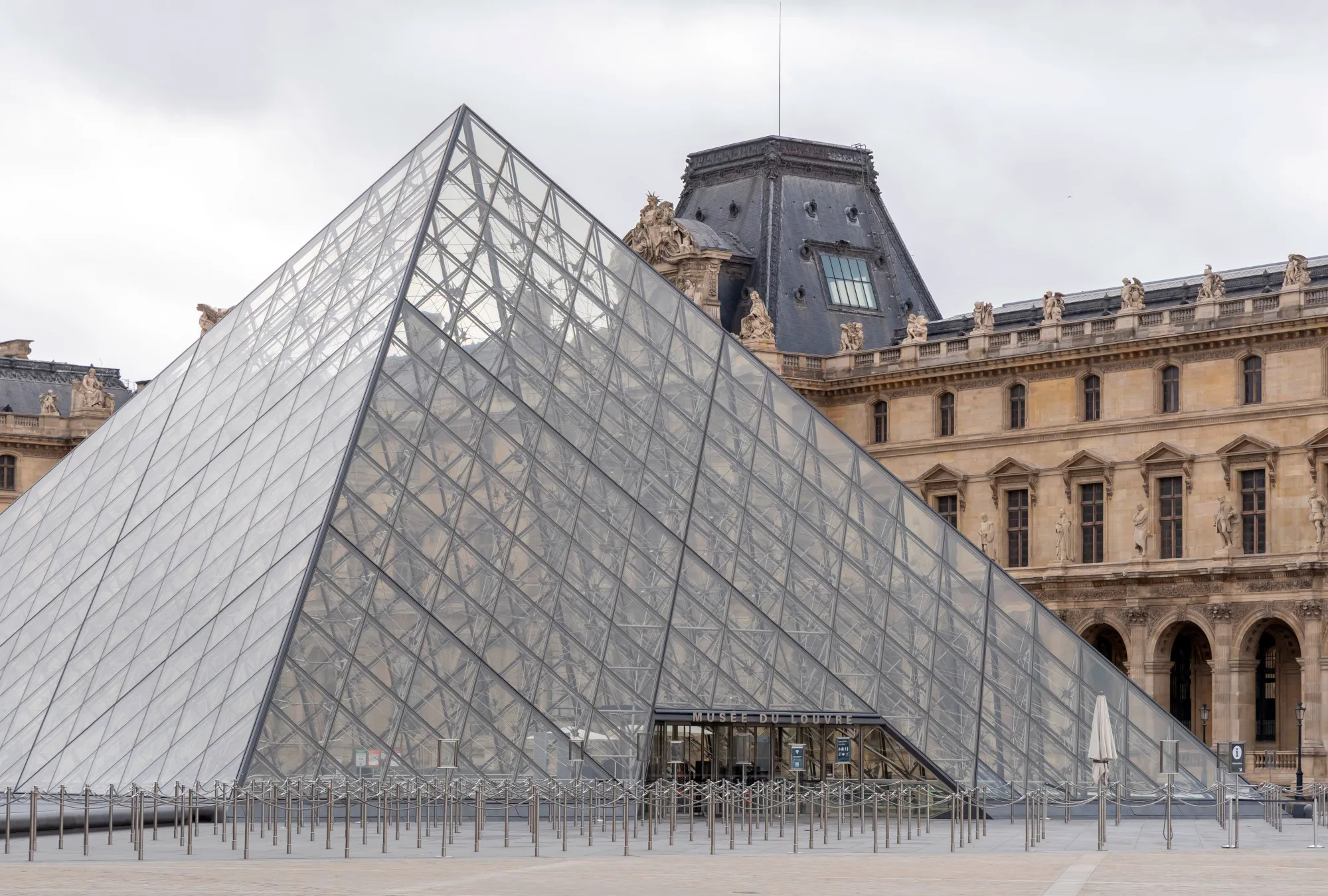 Suman siete detenidos por el robo de las joyas de la corona francesa en el Louvre