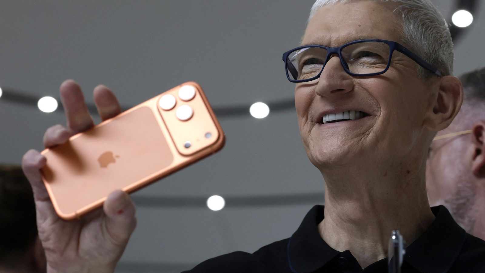 Tim Cook con iPhone 17