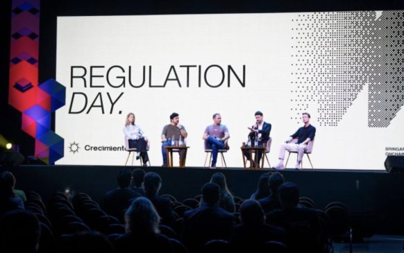 Pie de foto: Mykolas Majauskas de Bybit hablando en el panel “Colaboración público-privada en criptomonedas: el papel de los VASP en la formulación de políticas” en el Regulation Day 2025.