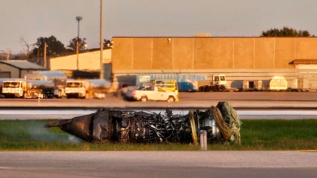 Restos del motor en la hierba entre una de las pistas del aeropuerto y una pista de rodadura