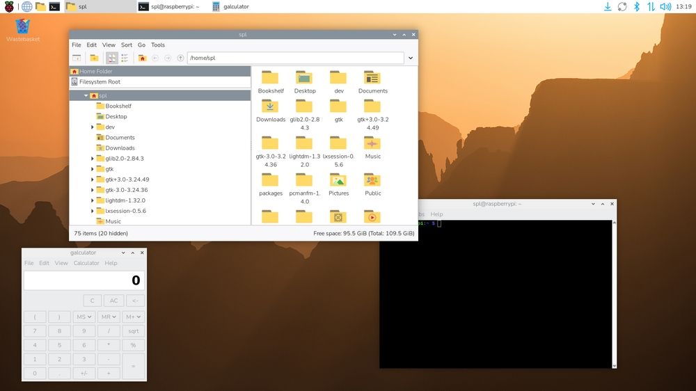 Captura de pantalla del escritorio de la nueva versión de Raspberry Pi OS de noviembre de 2025, con la interfaz y los nuevos iconos en un monitor de alta resolución.