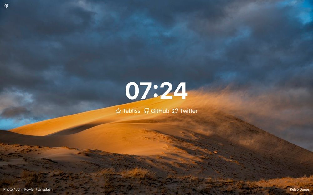 Interfaz limpia y minimalista que encontramos con Tabliss. En ella, solo se muestra un fondo natural, un reloj digital y enlaces indexados.