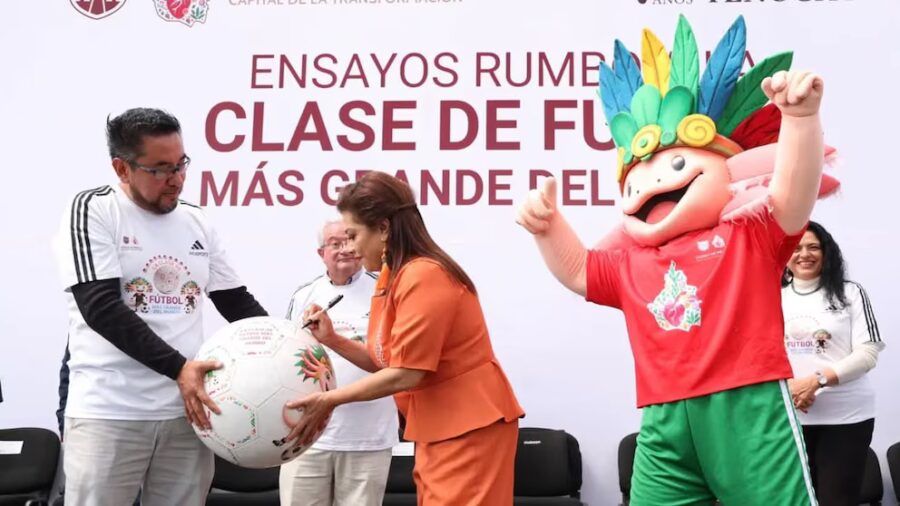 La jefa de Gobierno Clara Brugada durante la presentación del personaje simbólico de la capital para el torneo mundialista | Imagen: Clara Brugada vía X