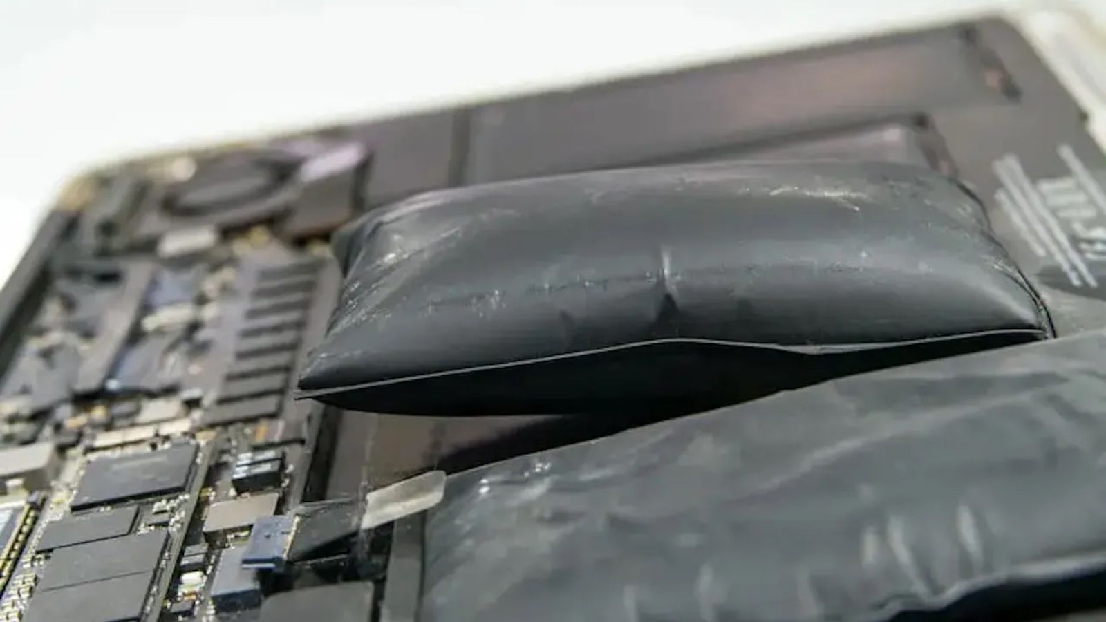 Por qué no deberías usar la batería de tu Mac y dejar que se descargue