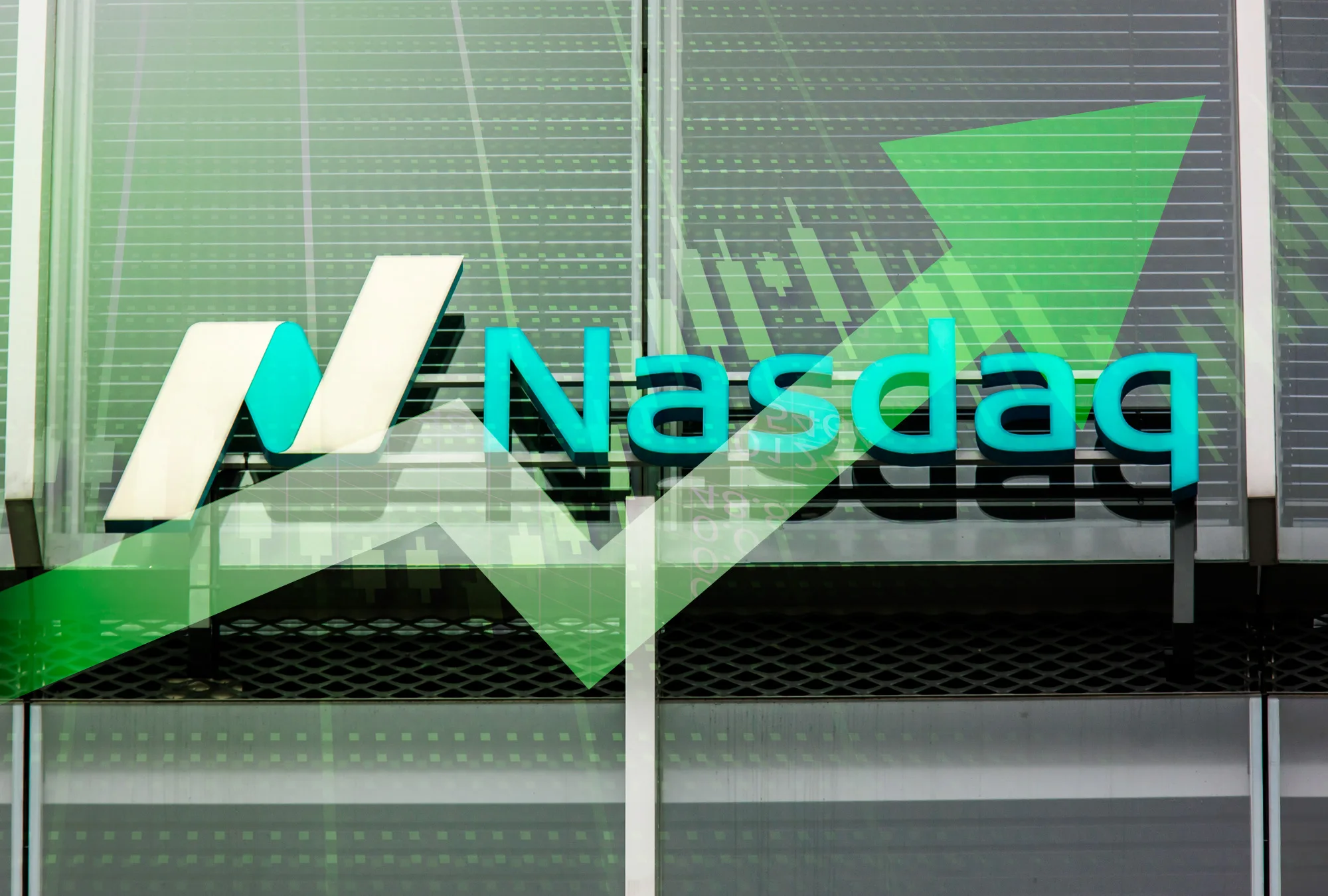 Nasdaq gana 2.2%, su mejor día desde mayo; Dow Jones suma 381 puntos