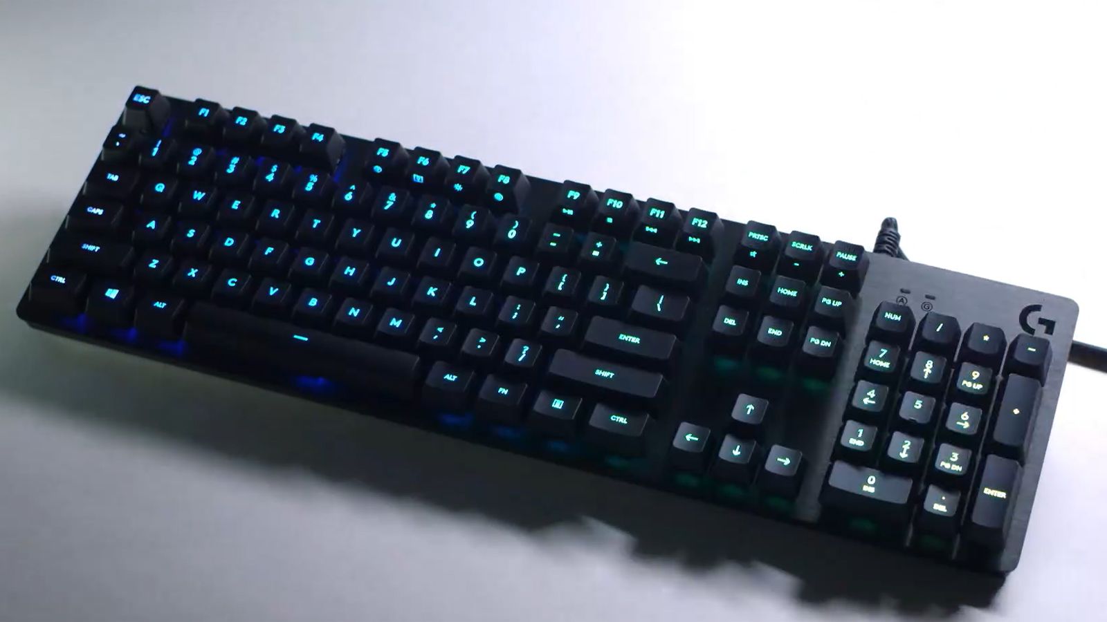Amazon desploma el precio de este teclado Logitech: de aluminio, teclas mecánicas y con RGB