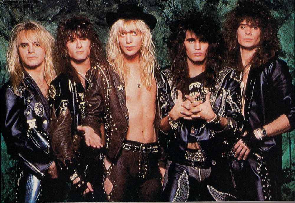 Metalheads con chaquetas de cuero, parches y cabello largo