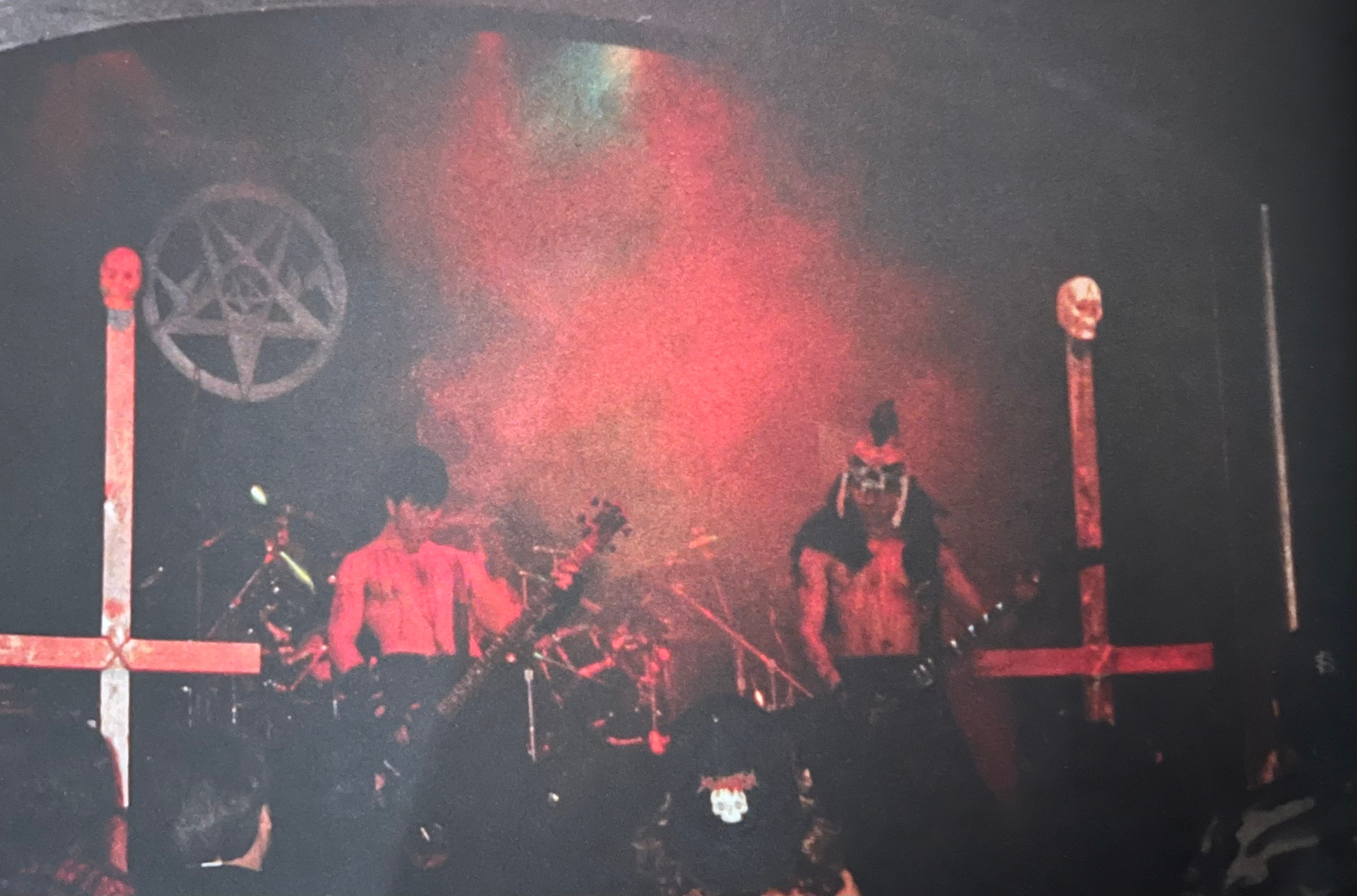Actuación en vivo de banda underground de black metal, atmósfera cruda
