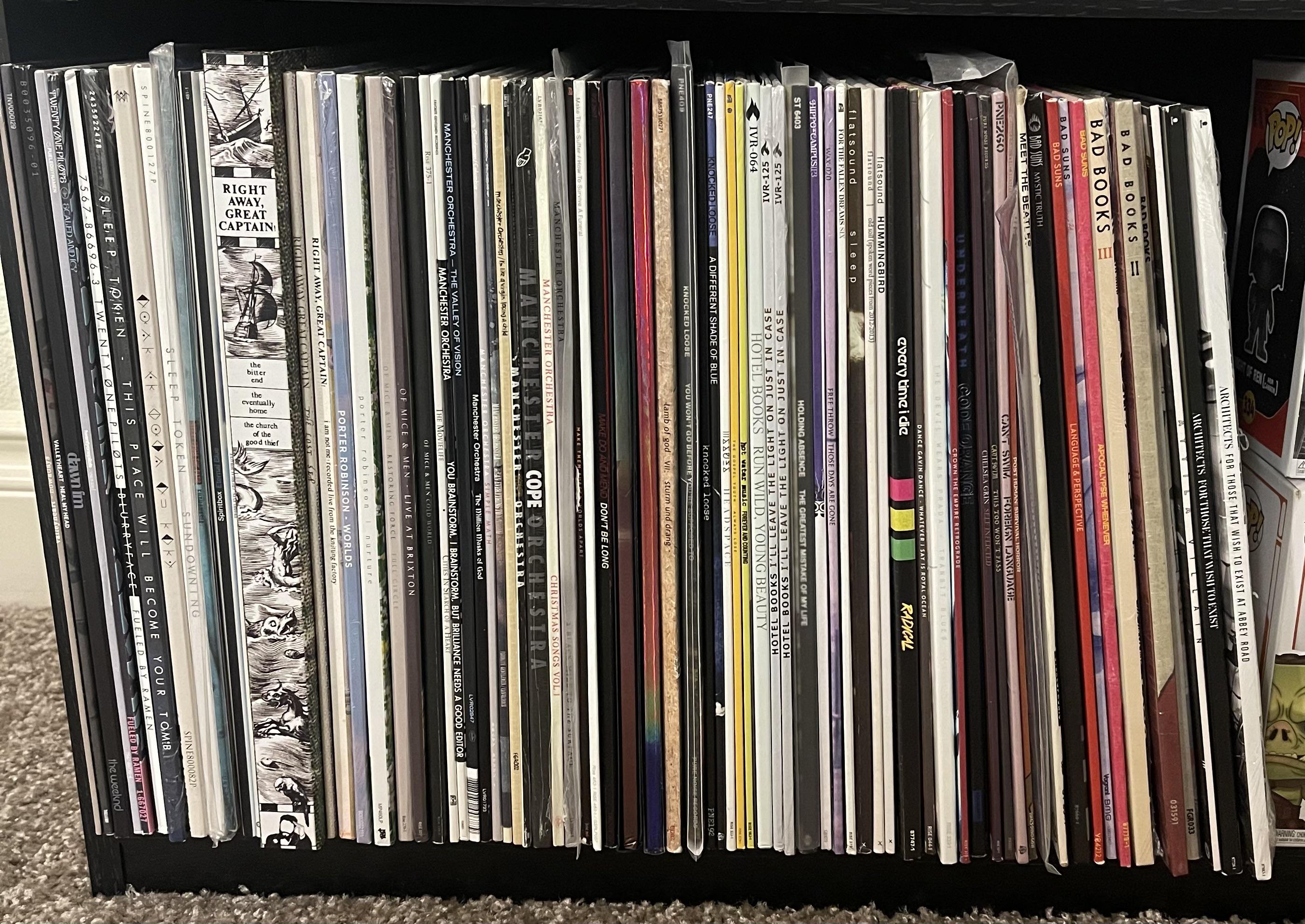 Colección organizada de vinilos de heavy metal en estantería, destacando ediciones raras