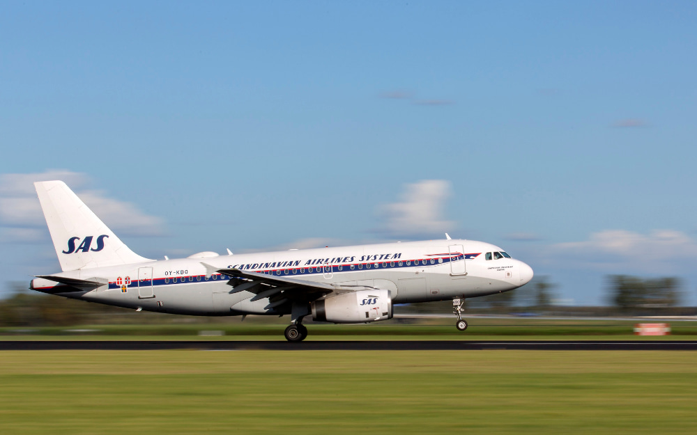 Foto con barrido de izquierda a derecha del avión con el tren principal ya en tierra pero el delantero aún en el aire