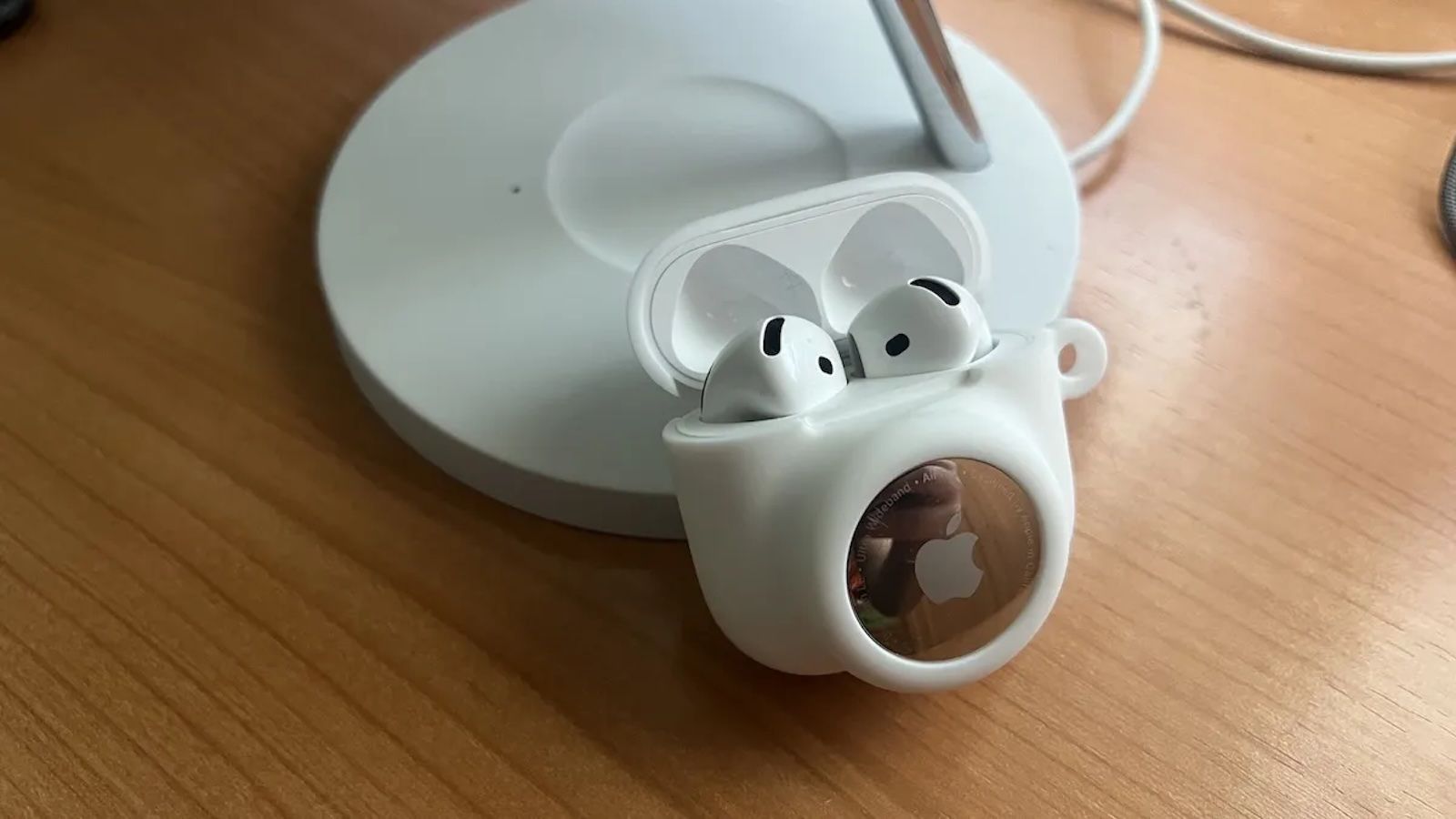 AirPods con funda AirTag