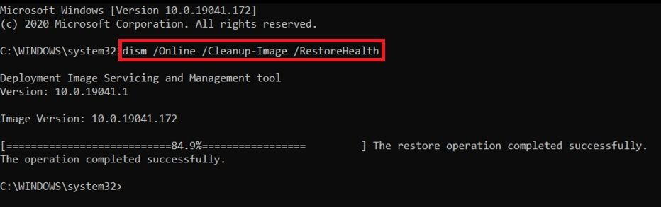 Comando de DISM en la consola de comandos de Símbolo de Sistema de WIndows 11.