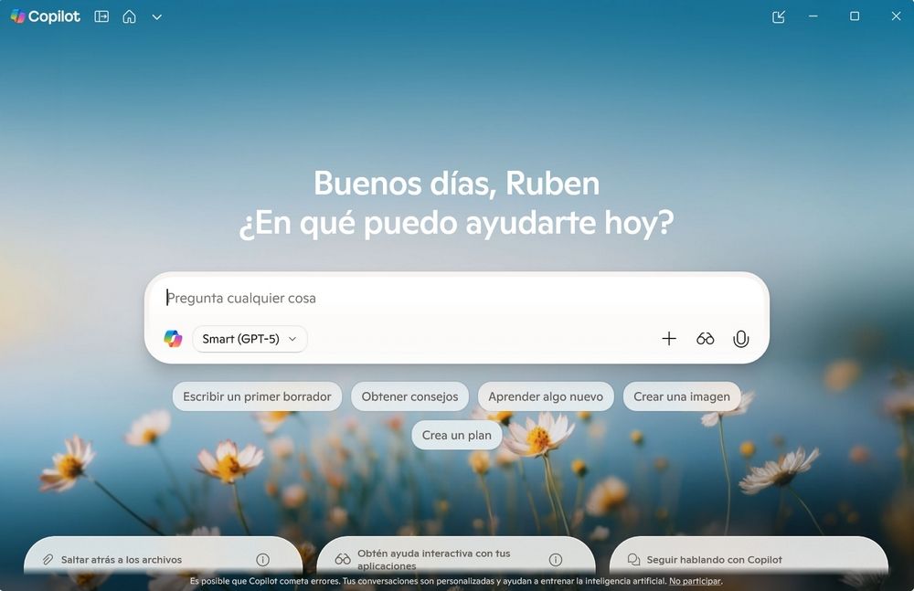 Interfaz de la app Copilot mostrando un saludo de bienvenida y el cuadro para escribir.
