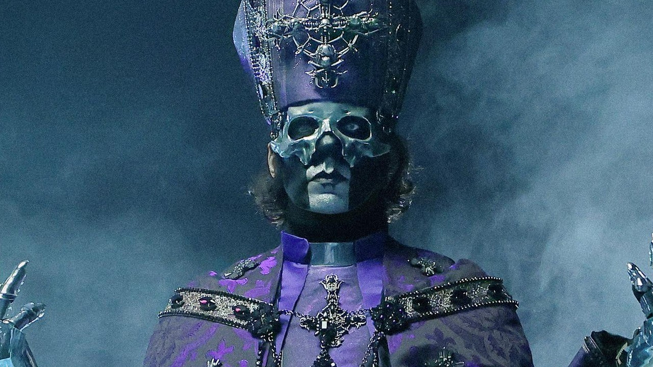 Tobias Forge como Papa V Perpetua, figura central del Skeletour