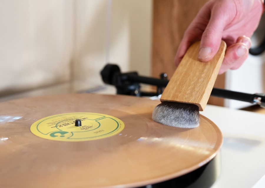 Cepillo antiestático aplicándose sobre un disco de vinilo durante la limpieza