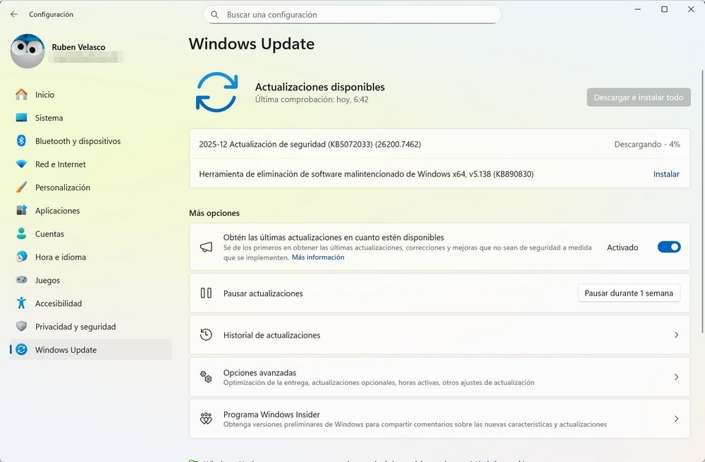 Ventana de Windows Update en Windows 11 mostrando la actualización acumulativa KB5072033 para sistemas x64 de diciembre de 2025