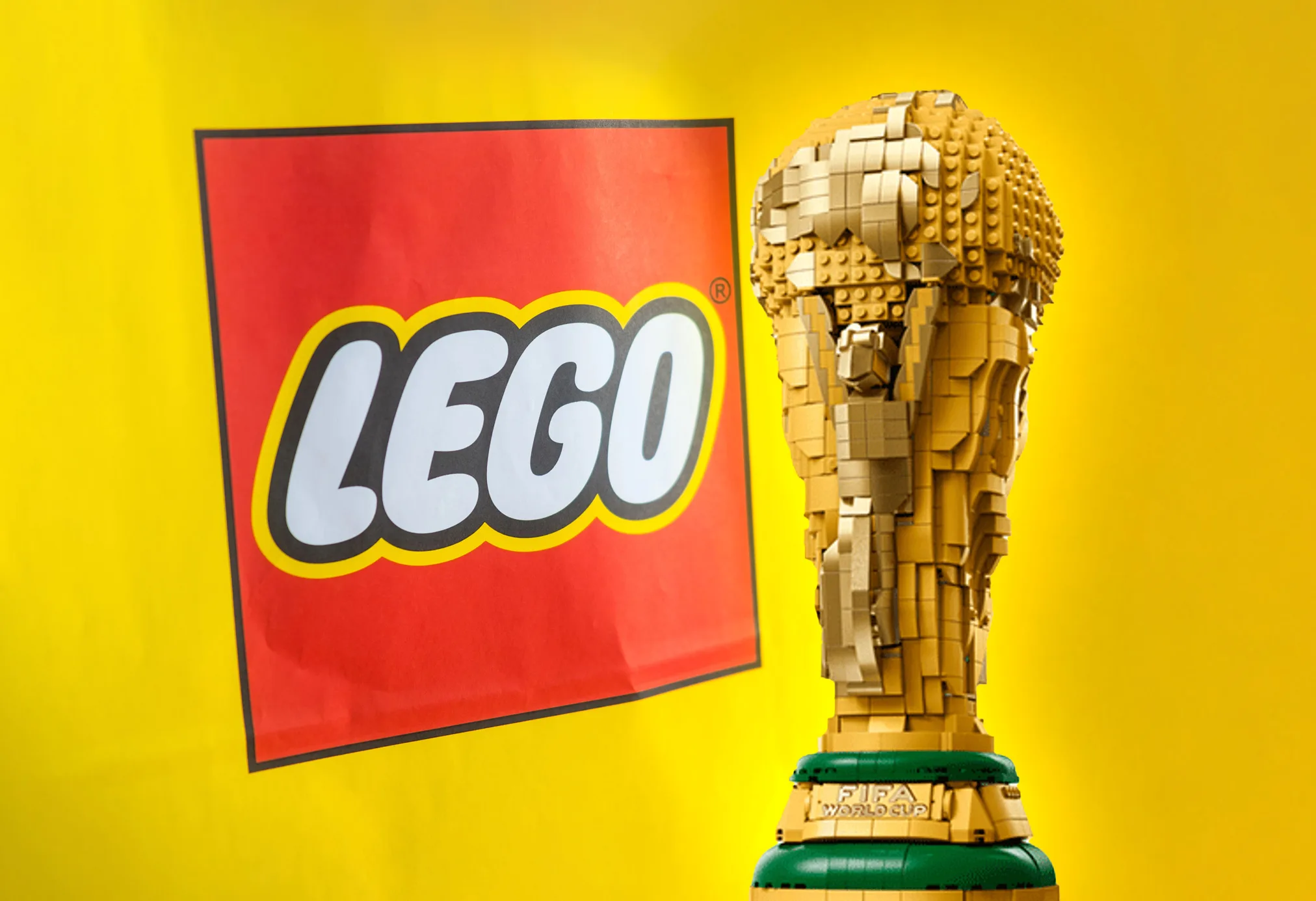Lego y FIFA presentan Copa del Mundial hecha con 2,842 piezas: precio y fecha de salida