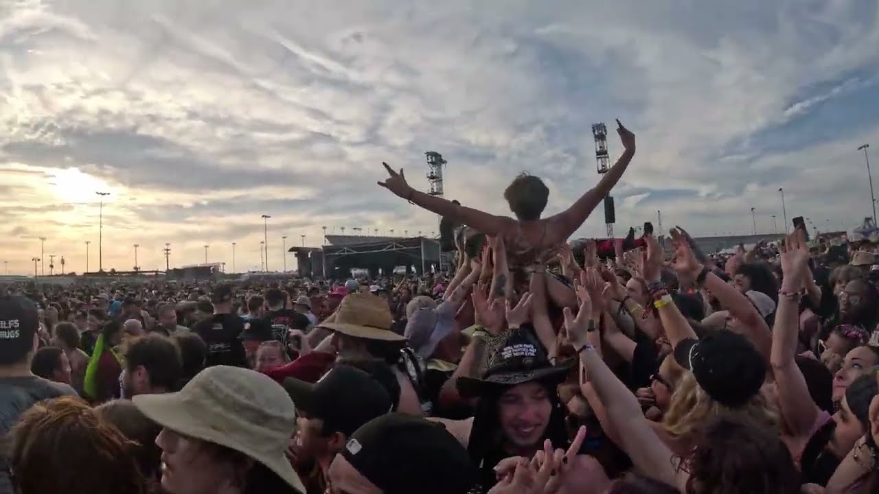 Mosh pit y crowd surfing en un concierto de heavy metal