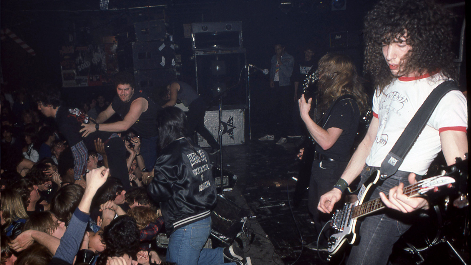 Nuclear Assault en vivo en 1986, representando el thrash underground